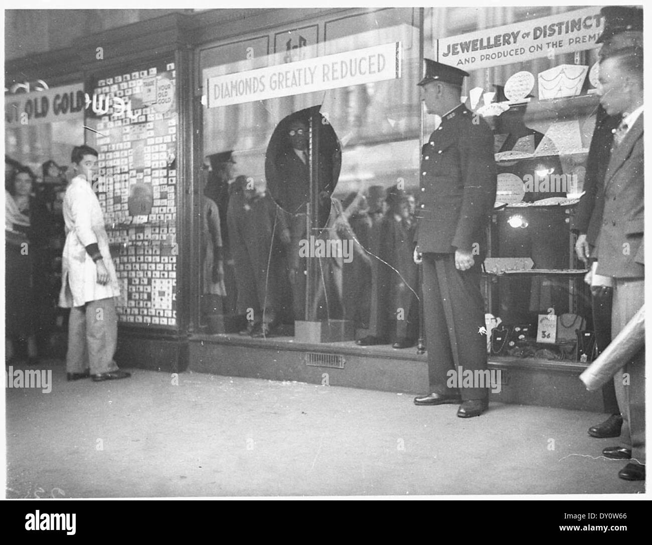 Ein Foto von Sam Hood aus dem Jahr 1934 zeigt die Folgen eines Diamantendiebstahls aus Angus & Cootes Juweliergeschäft in Sydney. Das Bild zeigt die Bedeutung des Verbrechens und die Auswirkungen auf die lokale Gemeinschaft. Stockfoto
