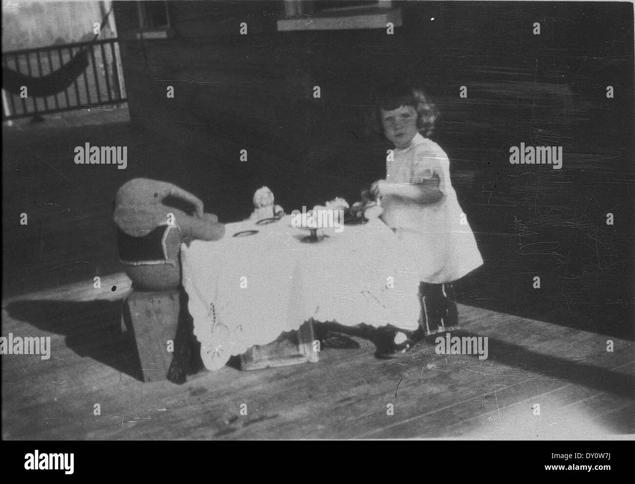 Eine Vintage-Fotografie von Eric Claude Martin und seinem Vater William Balsh Martin, der in Partnerschaft mit Manhomarch, Bowraville, NSW, landete. Das Bild bietet einen Einblick in das ländliche Leben im Australien des frühen 20. Jahrhunderts. Stockfoto