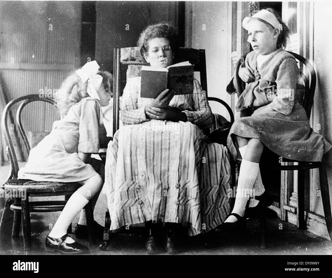 Mutter Lesung zu den Mädchen - Scone, NSW, James Brindley Leard L bis R: Marjorie Leard, Mary Rose Leard, Evelyn Leard bin eadulegular' Kars Federn, C. 1913 Stockfoto