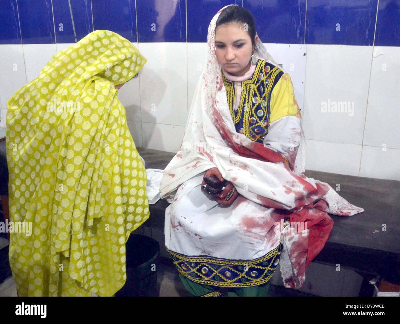 Feuern verletzten der Satellitenstadt ist wird die Behandlung am Civil Hospital von Quetta auf Mittwoch, 2. April 2014. Laut Quellen, die ein Mann und sein Sohn, während zwei andere, darunter eine Frau niedergeschossen wurden verwundet nach unbekannten Angreifer Satellitenstadt, ein Outskirt von Quetta Feuer in ihr Auto eröffnet. Stockfoto