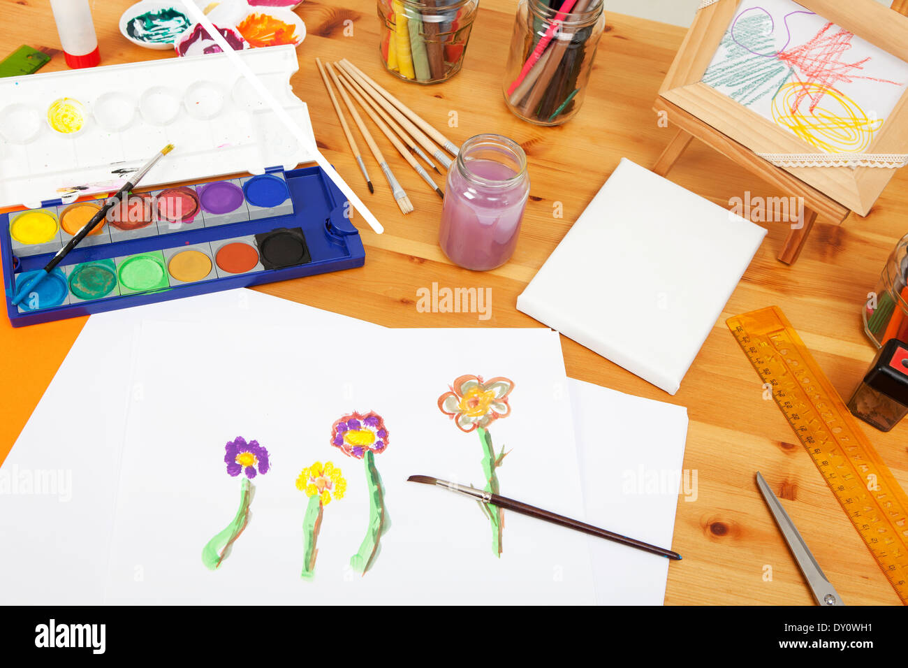 verschiedene Dinge auf einem Tisch liegend, Kunsthandwerk, versuchen zu malen, in der Schule Stockfoto