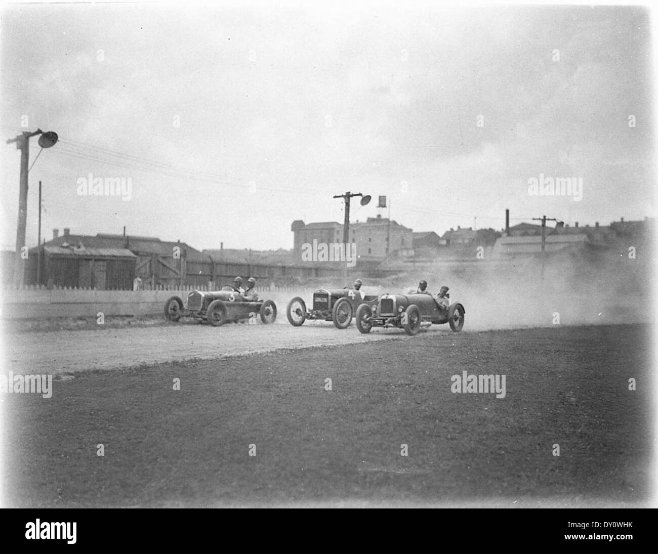 Ein historisches Foto, das im November 1933 im Wentworth Autodrome aufgenommen wurde und drei Oldtimer-Rennwagen zeigt: Fred Braitlings 1924 Alvis mit Kompressor, Charlie Spurgeon’s Fronty Ford Special und Don Shortens Rajo Ford Special. Das Foto wurde von Ted Hood für Cinesound aufgenommen. Stockfoto
