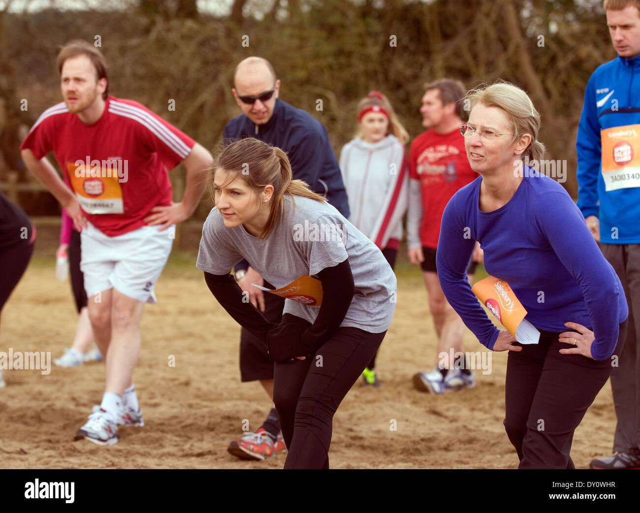 Freiwillige Teilnehmer für Sport Relief 2014 Aufwärmen vor dem Rennen, Frensham, UK. Stockfoto