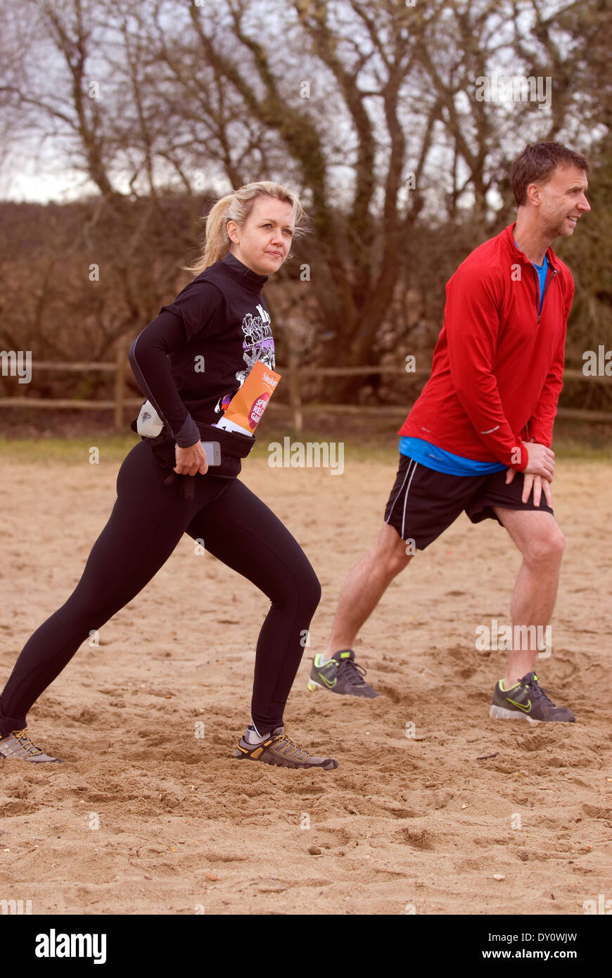 Freiwillige Läufer für Sport relief 2014 Aufwärmen vor dem Rennen, frensham, UK. Stockfoto
