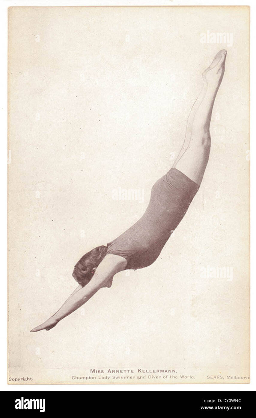 Eine Vintage-Postkarte mit Annette Kellermann, der Weltmeisterin der Schwimmerin und Taucherin. Die Karte zeigt ihre Erfolge im frühen 20. Jahrhundert und feiert sie als Pionierin im Wassersport. Stockfoto