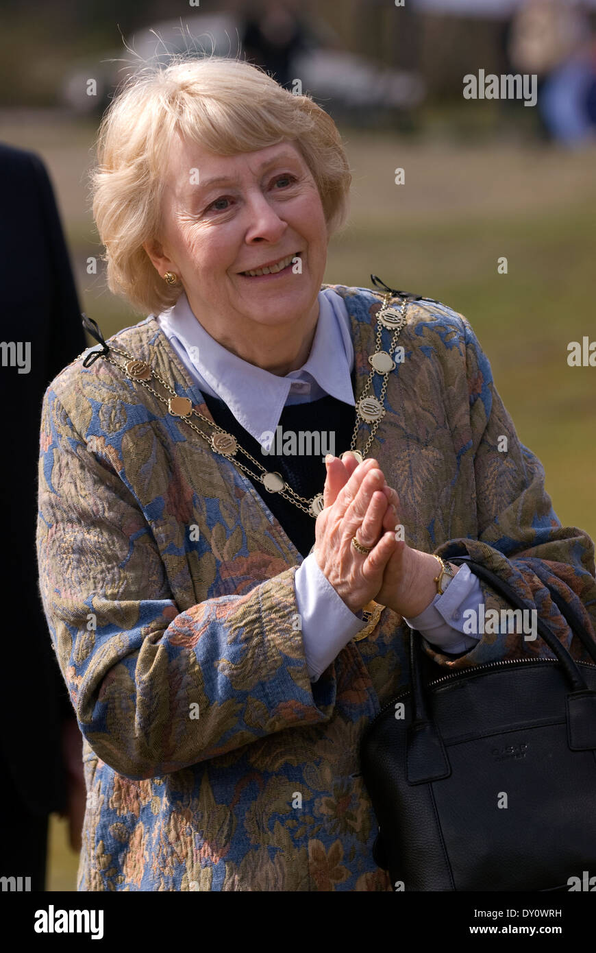 Bürgermeister von Waverley jubelnd auf Läufer bei Sport relief 2014, frensham, UK. Stockfoto