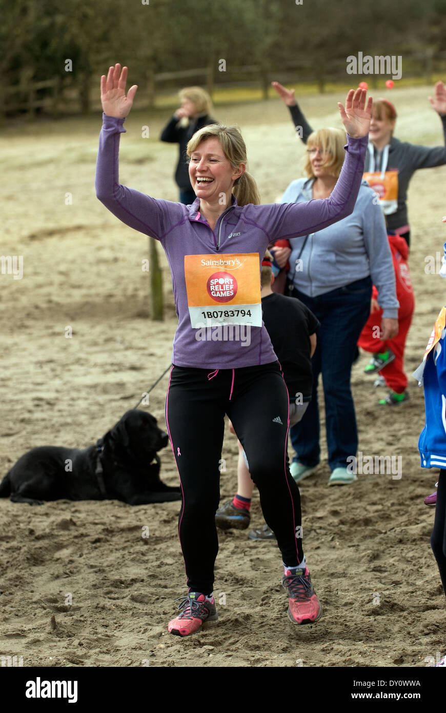 Freiwillige Teilnehmer für Sport Relief 2014 Aufwärmen vor dem Rennen, Frensham, UK. Stockfoto