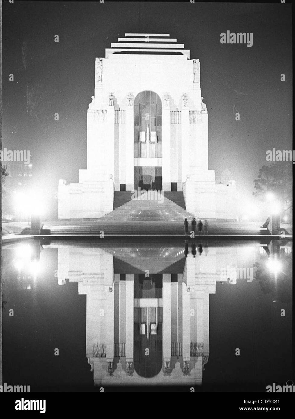 Ein Foto, das die großen Illuminationen und Dekorationen des Anzac war Memorial im Hyde Park, Sydney, während der Krönungsfeier 1937 festgehalten und die Prominenz und Hommage an die Gefallenen zeigt. Stockfoto
