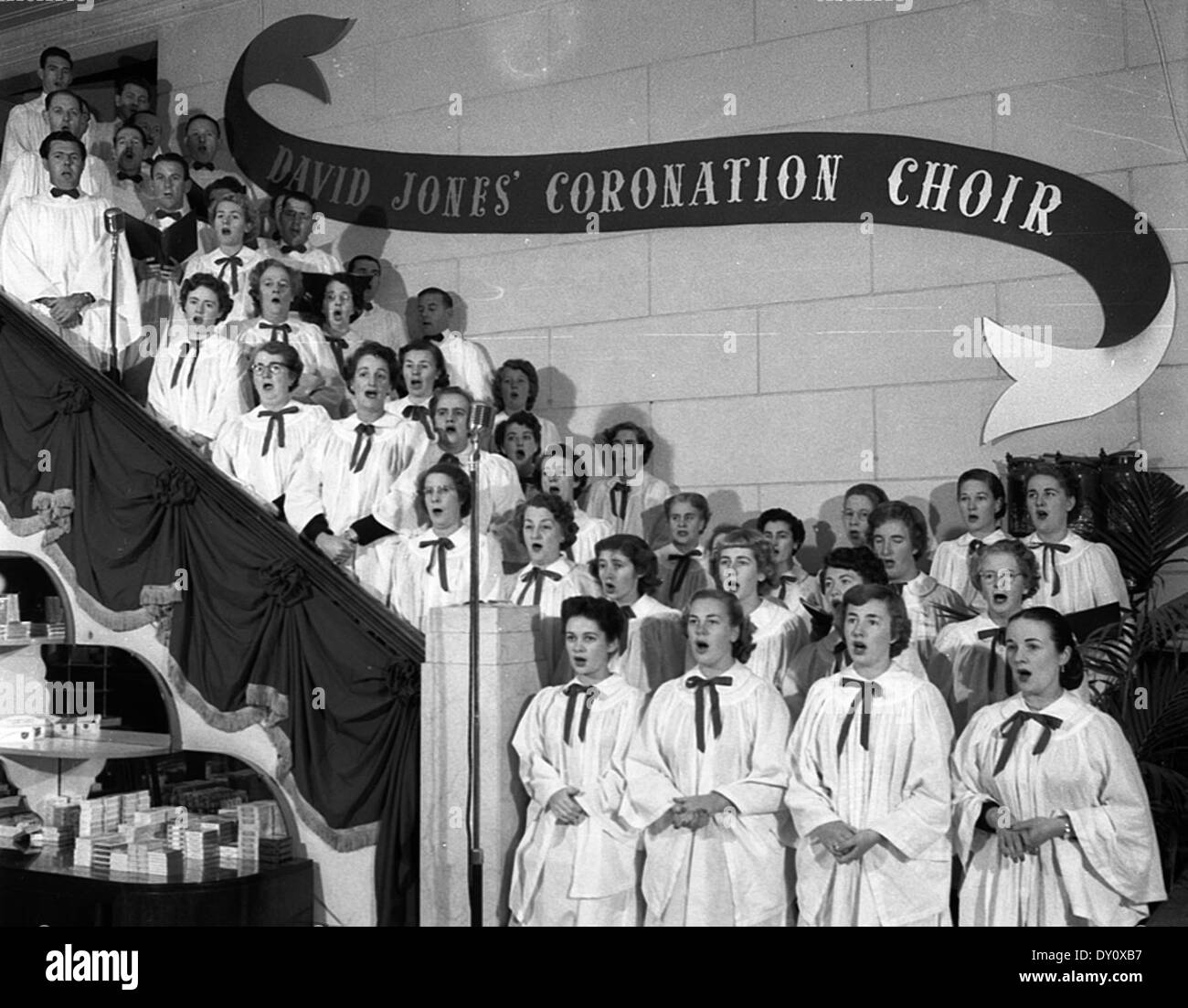 Dieses Foto zeigt den David Jones’ Krönungschor, der im Juni 1953 im Elizabeth Street Store in Sydney auftritt. Das Ereignis markiert die Krönung von Königin Elisabeth II.. Stockfoto
