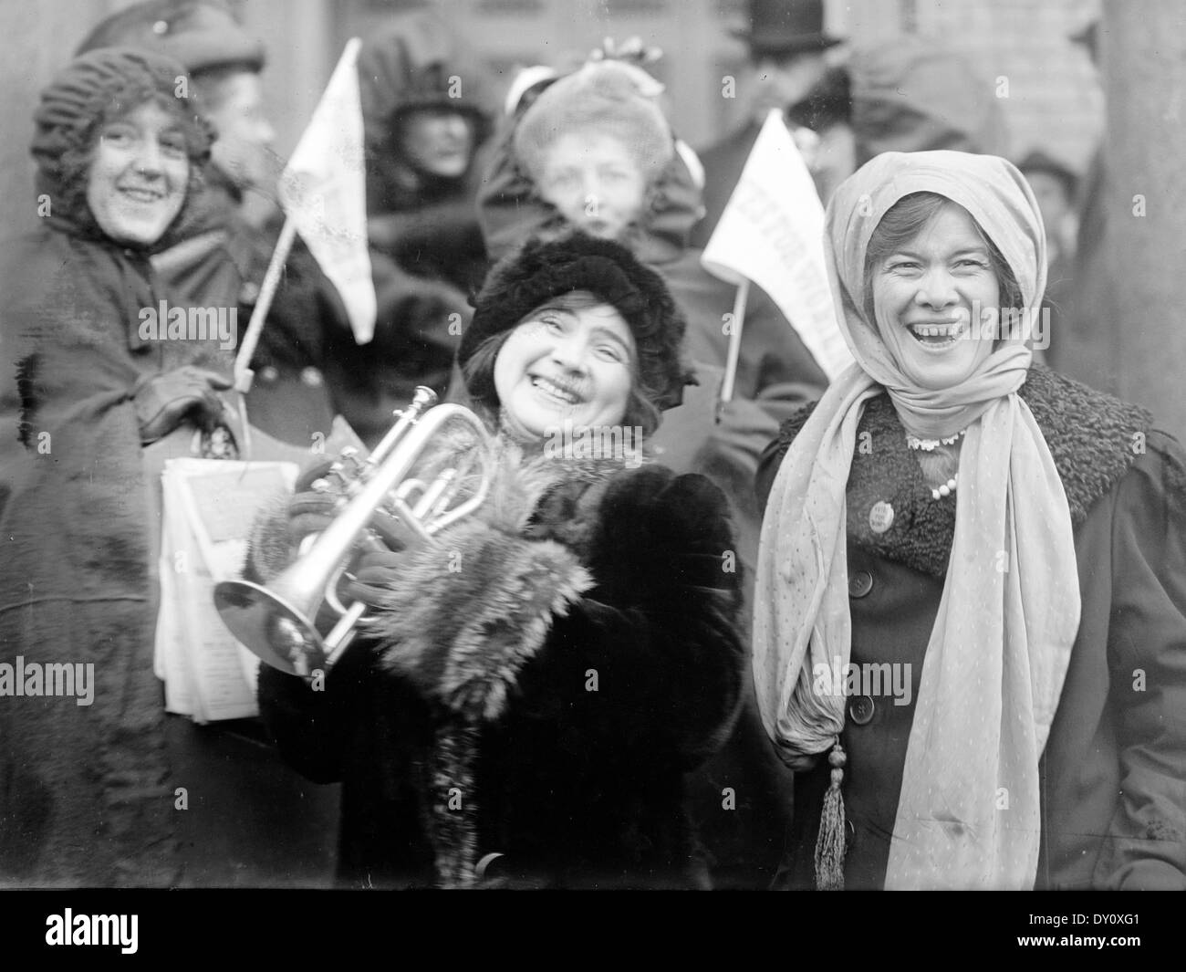 ROSE SANDERSON mit Trompete führt eine Gruppe von amerikanischen Suffragetten im Februar 1913 Stockfoto