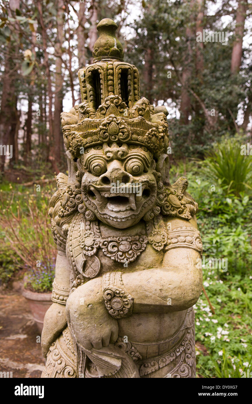 Irland, Co. Donegal, Glenveagh Castle Gardens, balinesischen Tempel Wächter statue Stockfoto