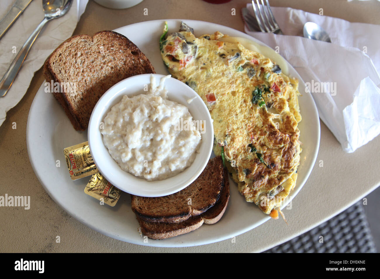 Frühstück mit Müsli, Gemüse Omelette und Vollkorn toast Stockfoto