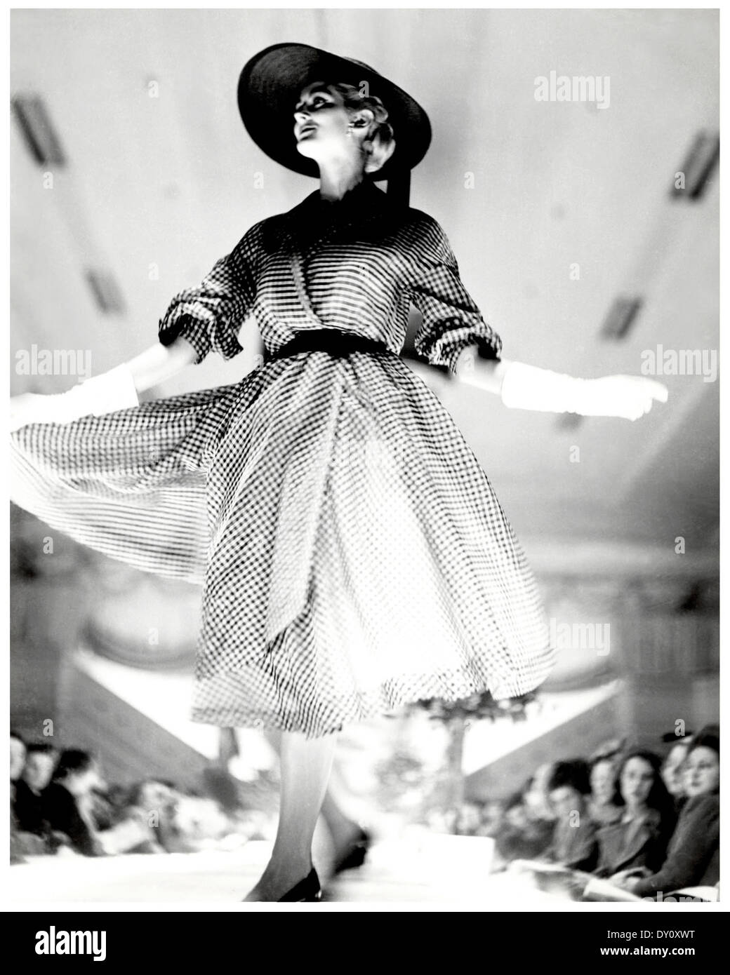 Carmen Dell’Orifice, ein prominentes Supermodel, wird 1950 während der American Fashion Parade von David Jones in Sydney gefangen genommen. Das Foto von Geoffrey Lee beleuchtet die Modetrends der Ära und Dell'Orifice's Rolle bei der Popularisierung der amerikanischen Mode in Australien. Stockfoto