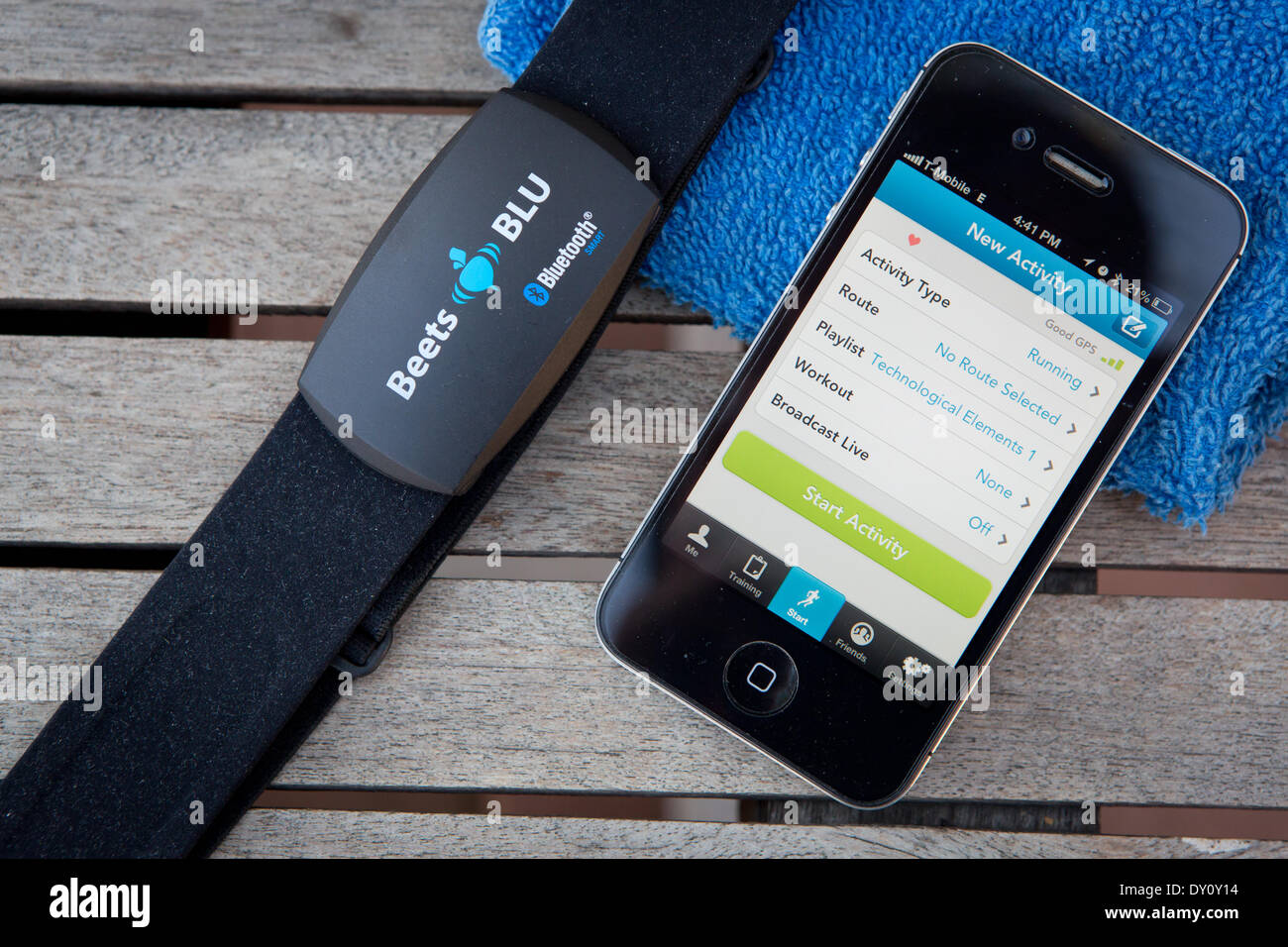 Die Rüben BLU-Herzfrequenz-Monitor überträgt die Herzfrequenz über Bluetooth  auf das iPhone, wo eine app wie Runkeeper die Daten protokolliert.  Pulsmesser mit Brustgurt, im März 2014 Stockfotografie - Alamy