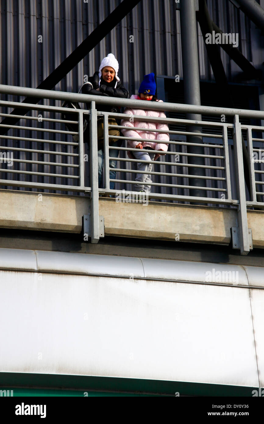 Paar steht auf Balkon im Murrayfield stadium Stockfoto