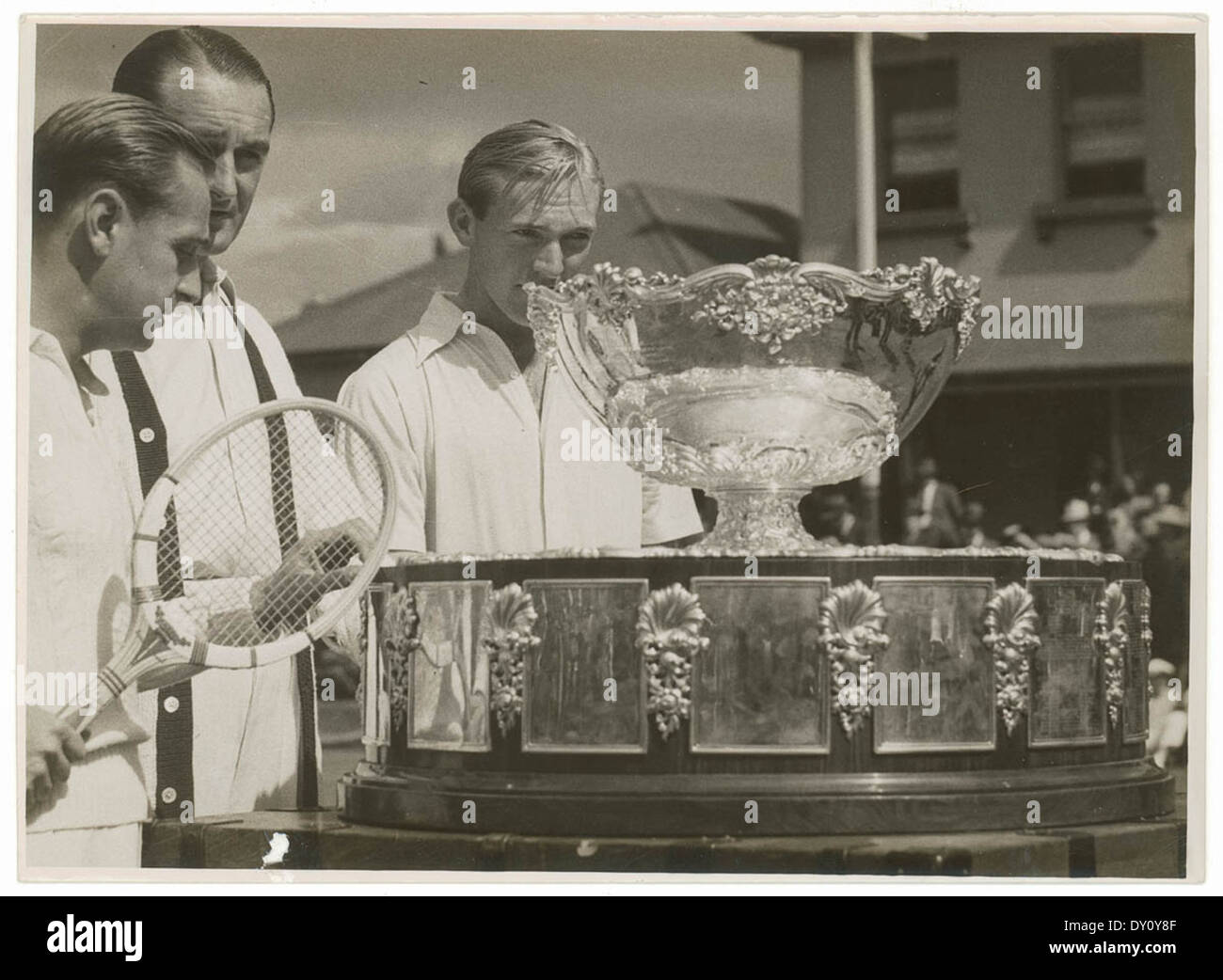 Die Australier John Bromwich und Adrian Quist mit dem Davis Cup, Pratten Park, Ashfield, Sydney, November 1939 / Fotograf Sam Hood Stockfoto