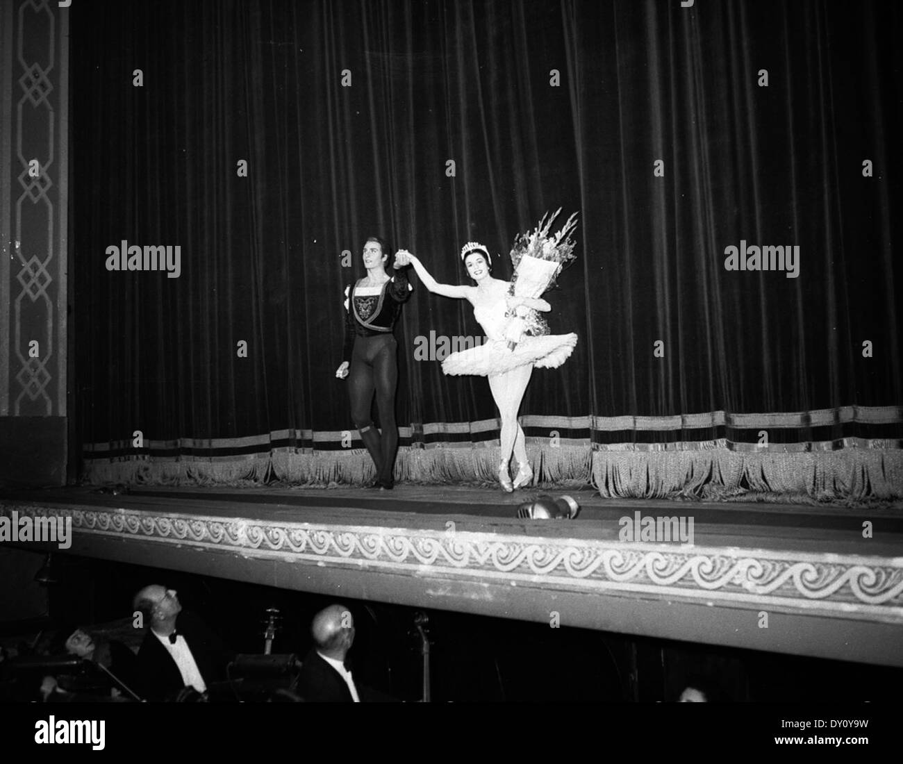 Vorhang auf zur Eröffnungsnacht des Royal Ballet's Swan Lake, mit Rowena Jackson, im Empire Theatre, Sydney, 11. September 1958 / Fotograf Ken Redshaw Stockfoto