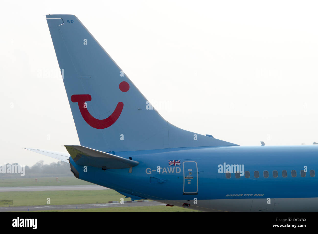Thomson Airways Boeing 737 - 8K 5 Verkehrsflugzeug G-TAWD Rollen bei der Ankunft am Flughafen Manchester England Vereinigtes Königreich UK Stockfoto
