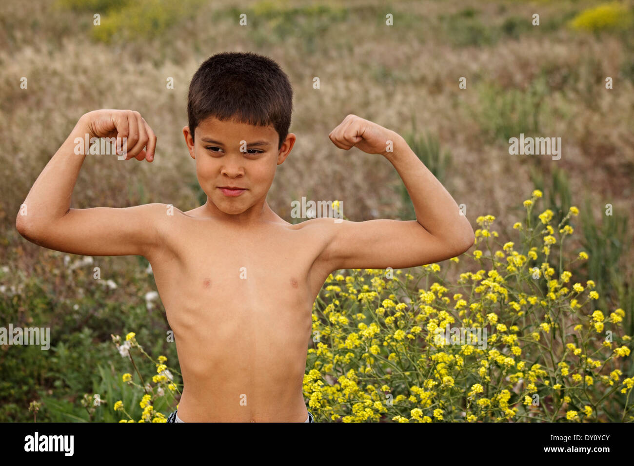 Spielen in einem Feld mit meinem Sohn... war er acht Jahre alt und ein Junge vom Land Gesamt Stockfoto