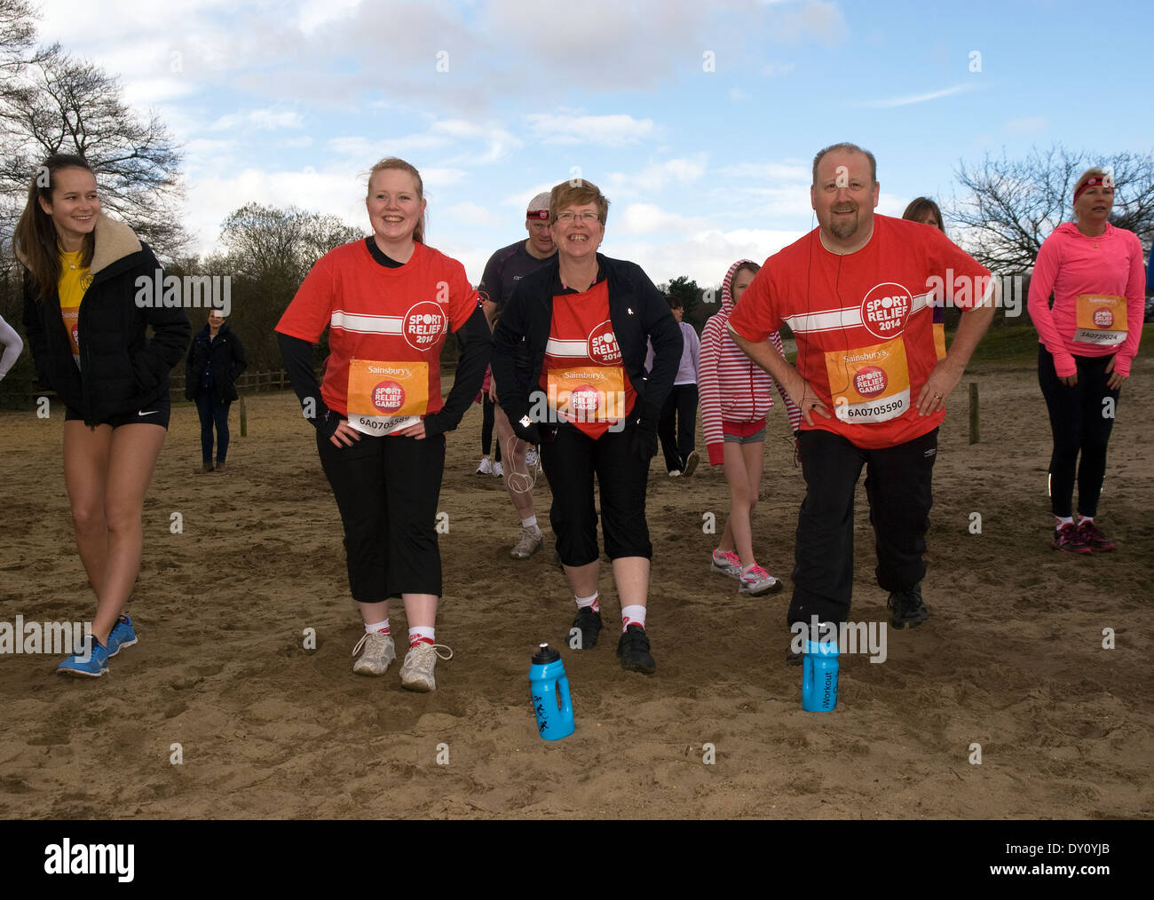 Freiwillige Läufer für Sport relief 2014 Aufwärmen vor dem Rennen, frensham, UK. Stockfoto