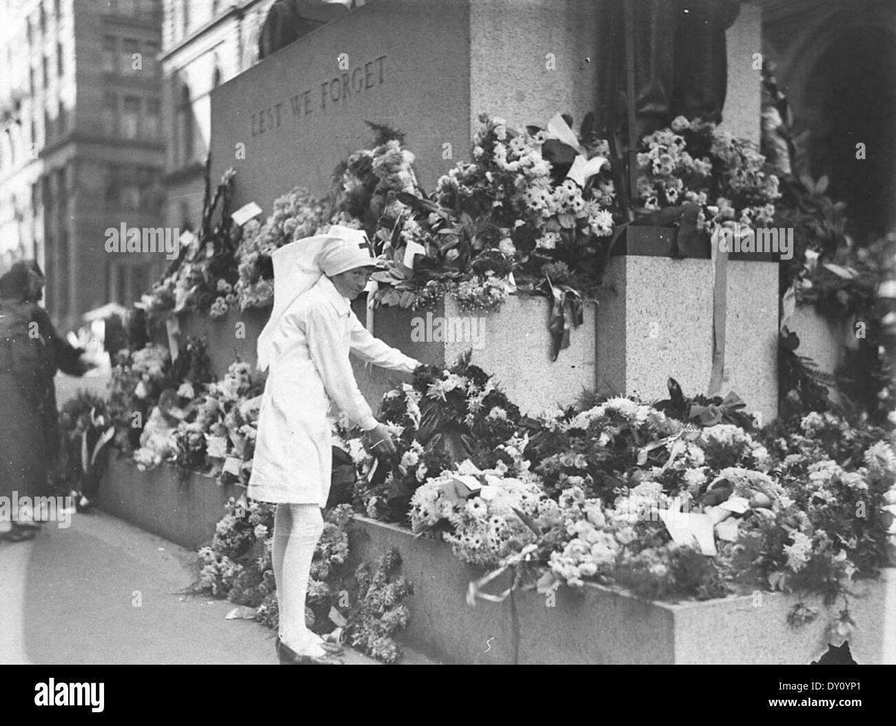 Eine Junior-Rot-Kreuz-Mädchen legt einen Kranz am Ehrenmal, 25. April 1930, von Sam Hood Stockfoto