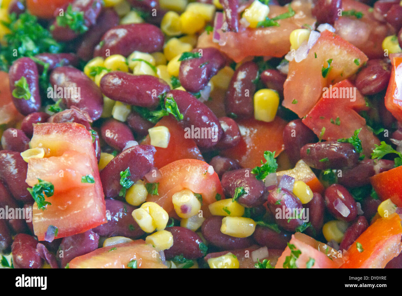 Nahaufnahme eines köstlichen, vegetarisch, mediterrane Kidney-Bohnen und Mais Salat Stockfoto