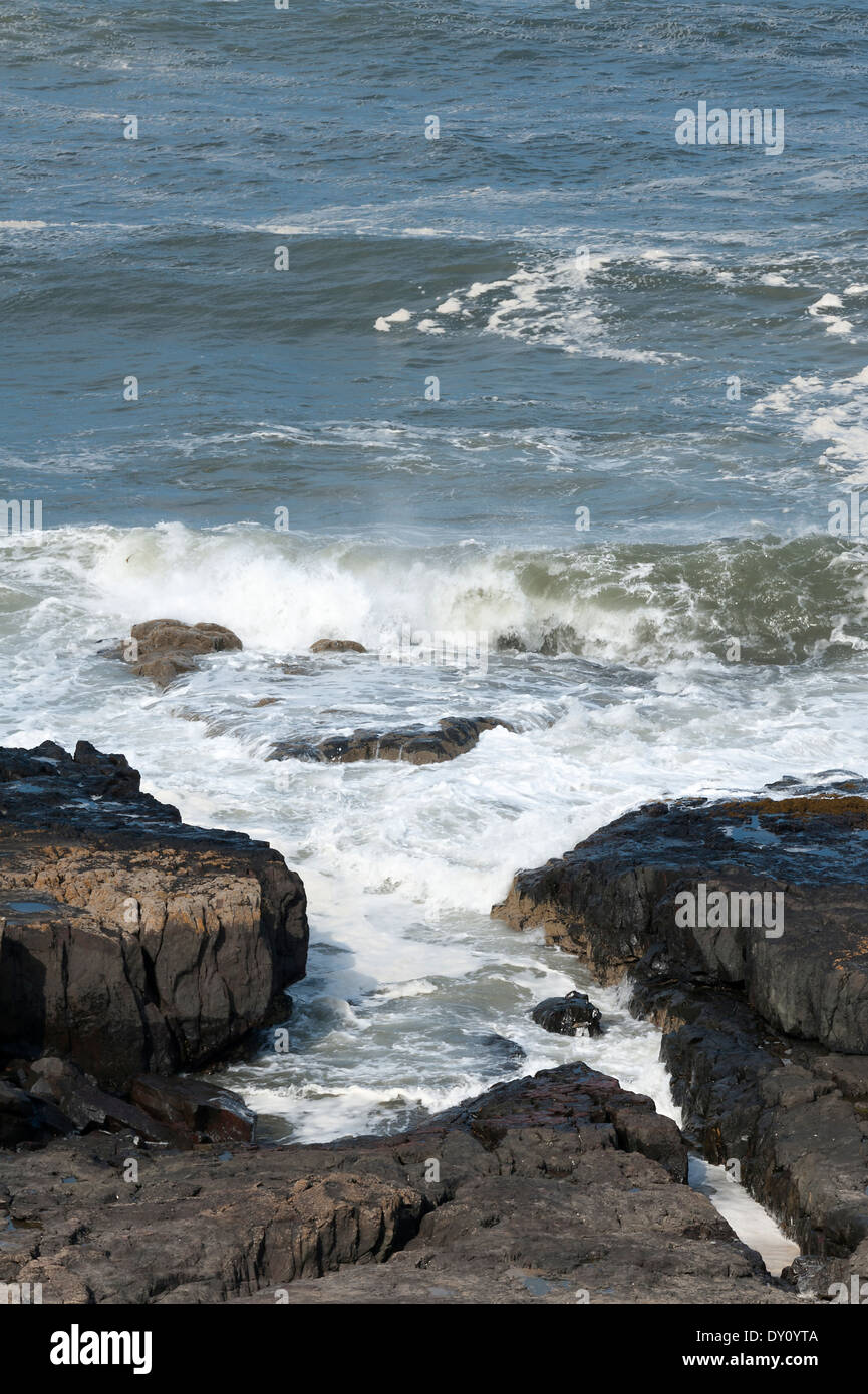 Wellen der Wasserkaskade in Gulley der Felsen an der Northumberland Küste in der Nähe von Bamburgh England Vereinigtes Königreich UK Stockfoto