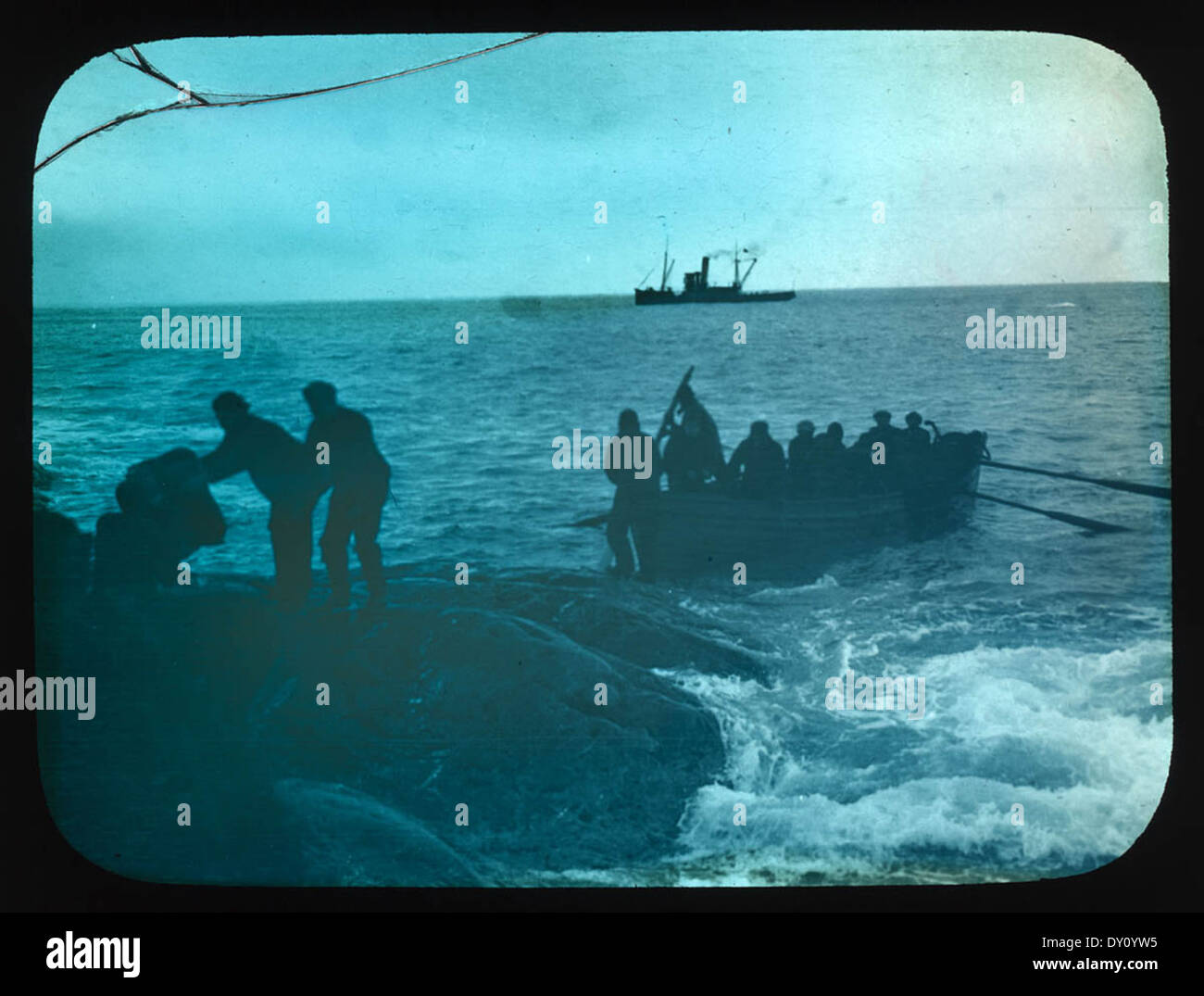 Dieses Foto von Frank Hurley aus dem Jahr 1916 zeigt den chilenischen Schlepper Yelcho, der maroinierte Männer in der Antarktis rettet. Das Ereignis ist Teil einer historischen Rettungsmission während der Kaiserlichen Trans-Antarktis-Expedition Shackletons. Stockfoto