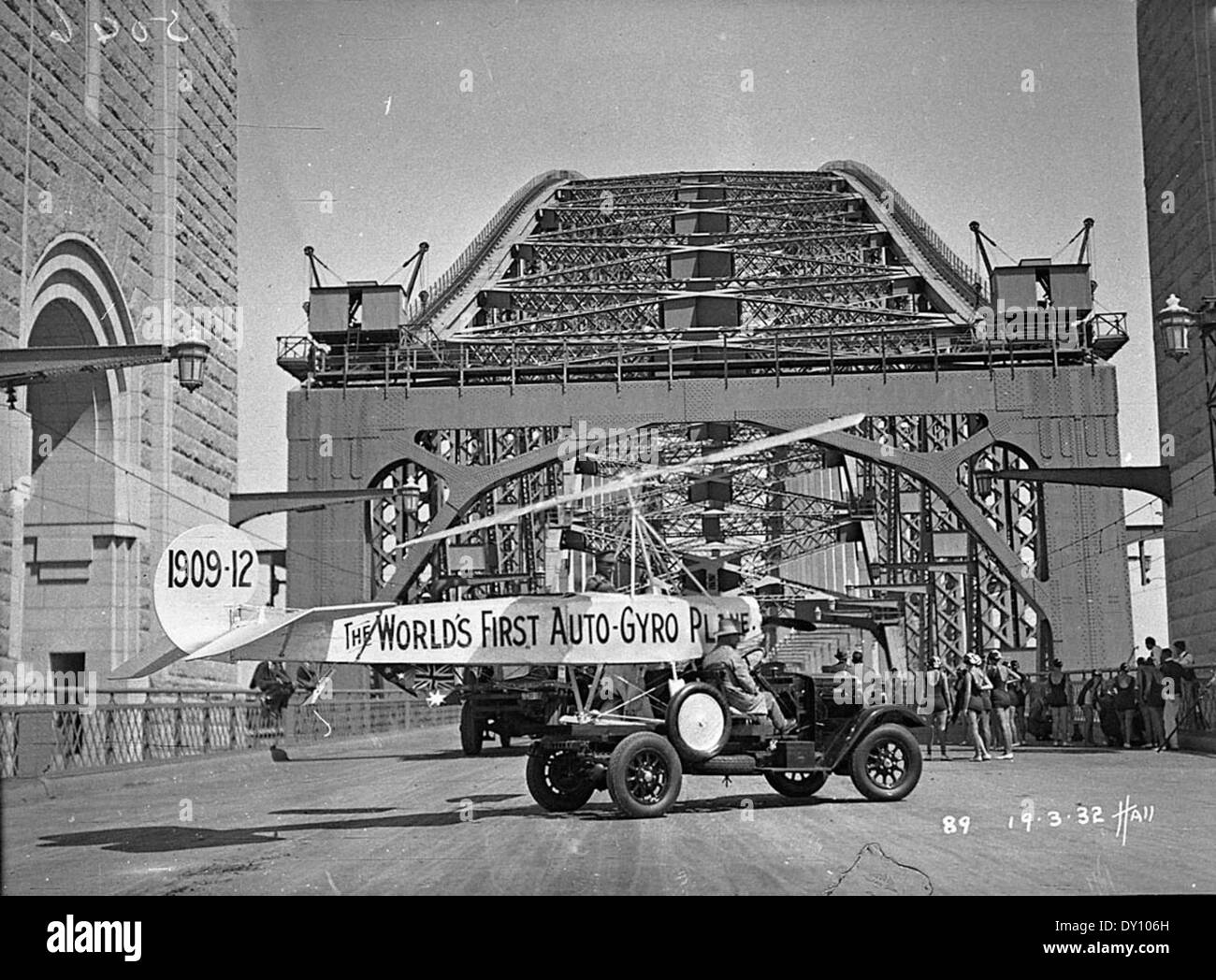 Auf diesem Foto von den Feierlichkeiten der Sydney Harbour Bridge aus dem Jahr 1932 zeigt das weltweit erste Auto-Gyro-Flugzeug, ein Vorläufer moderner Hubschrauber, die seine historische Bedeutung für die Luftfahrt zu dieser Zeit unterstreicht. Stockfoto