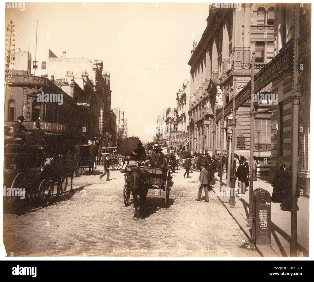 Eine historische Fotografie der George Street in Sydney, aufgenommen von Fred Hardie zwischen 1892 und 1893. Dieses Bild bietet einen Blick auf die Straße im späten 19. Jahrhundert und beleuchtet die Architektur und das Stadtleben dieser Zeit. Stockfoto
