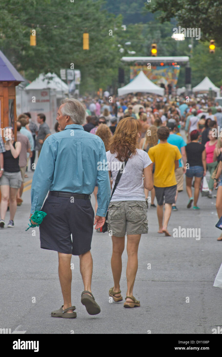 Asheville, North Carolina, USA - 26. Juli 2013: Eine Menschenmenge geht durch die Stadt auf dem Bele Chere Festival in Asheville, NC Stockfoto