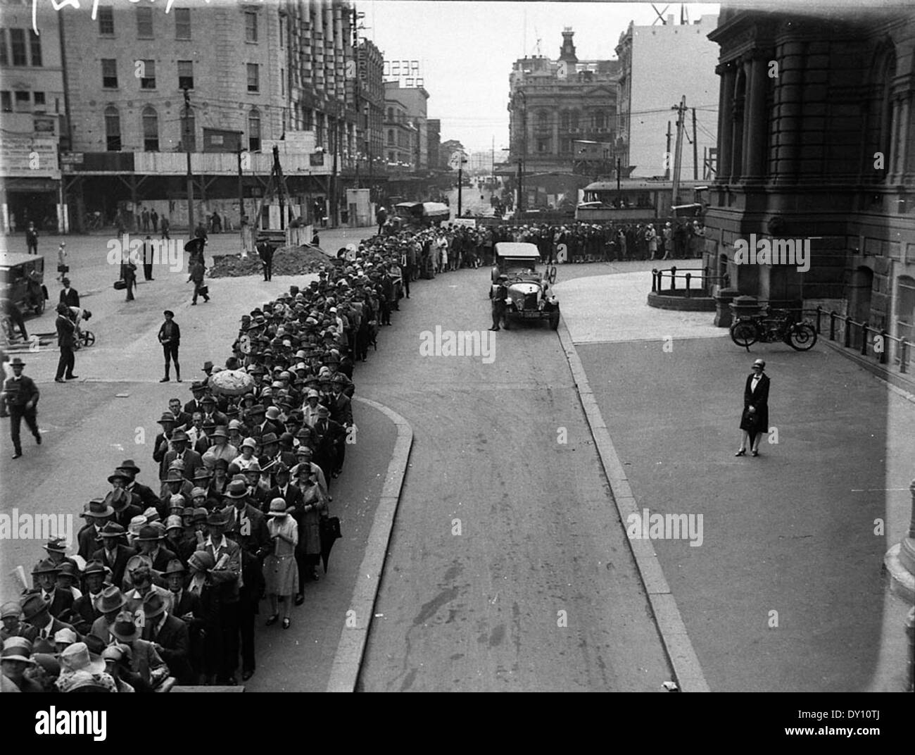 Stadtbahn (U-Bahn) war im Bau - Wahl rally Queue, druitt St, mit Aufbau in George St einschließlich Rathaus Hotel, 1927-1930, von Sam Haube Stockfoto