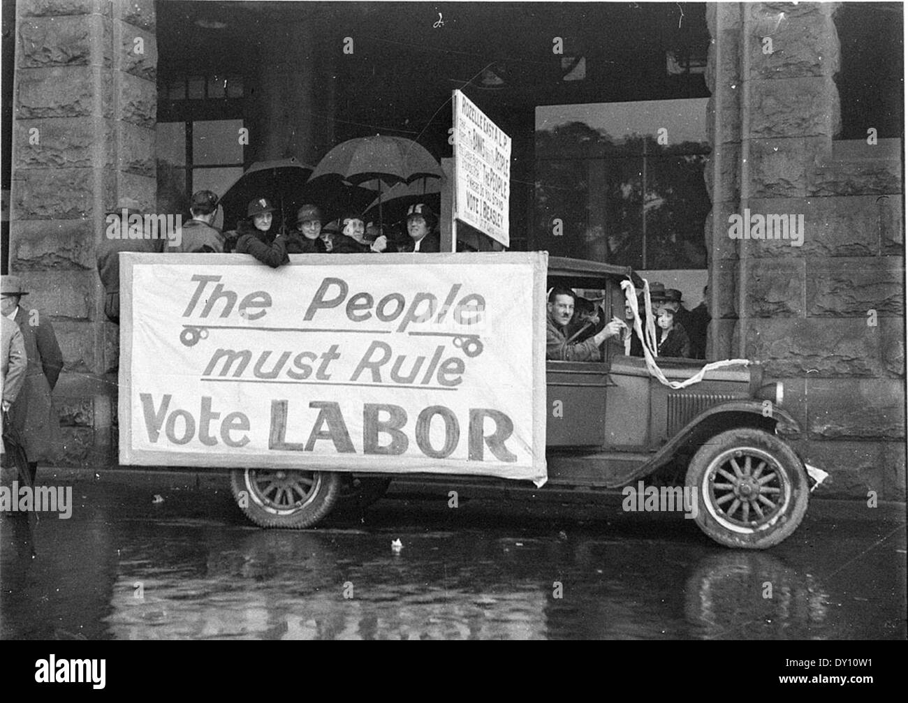 Wahlplakate auf alten Chevrolet Truck: "das Volk muss entscheiden: Arbeit zu stimmen", 8. September 1934, von Sam Hood Stockfoto