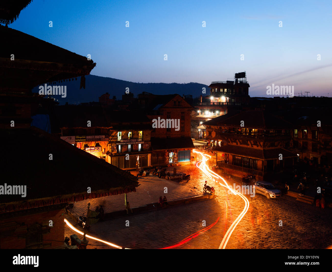 Nachtansicht über Taumadhi Square, eines der vier großen Quadrate im Weltkulturerbe aufgeführt Bhaktapur, Nepal Stockfoto