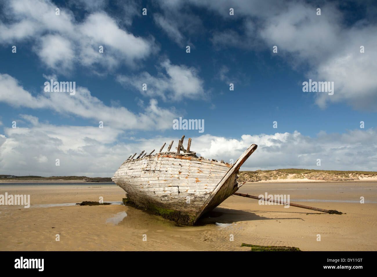 Irland, Co. Donegal, Gweedore, Bunbeg, schlechte Eddies Boot Wrack am Strand von Maherclogher Stockfoto