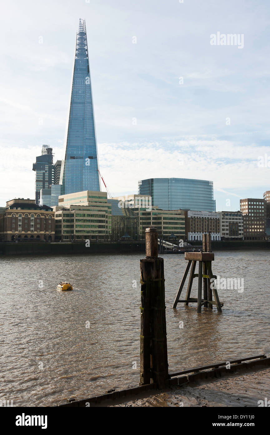 Der Shard Wolkenkratzer Gebäude in der Nähe der South Bank und London Bridge mit dem Fluss Themse London England Vereinigtes Königreich UK Stockfoto