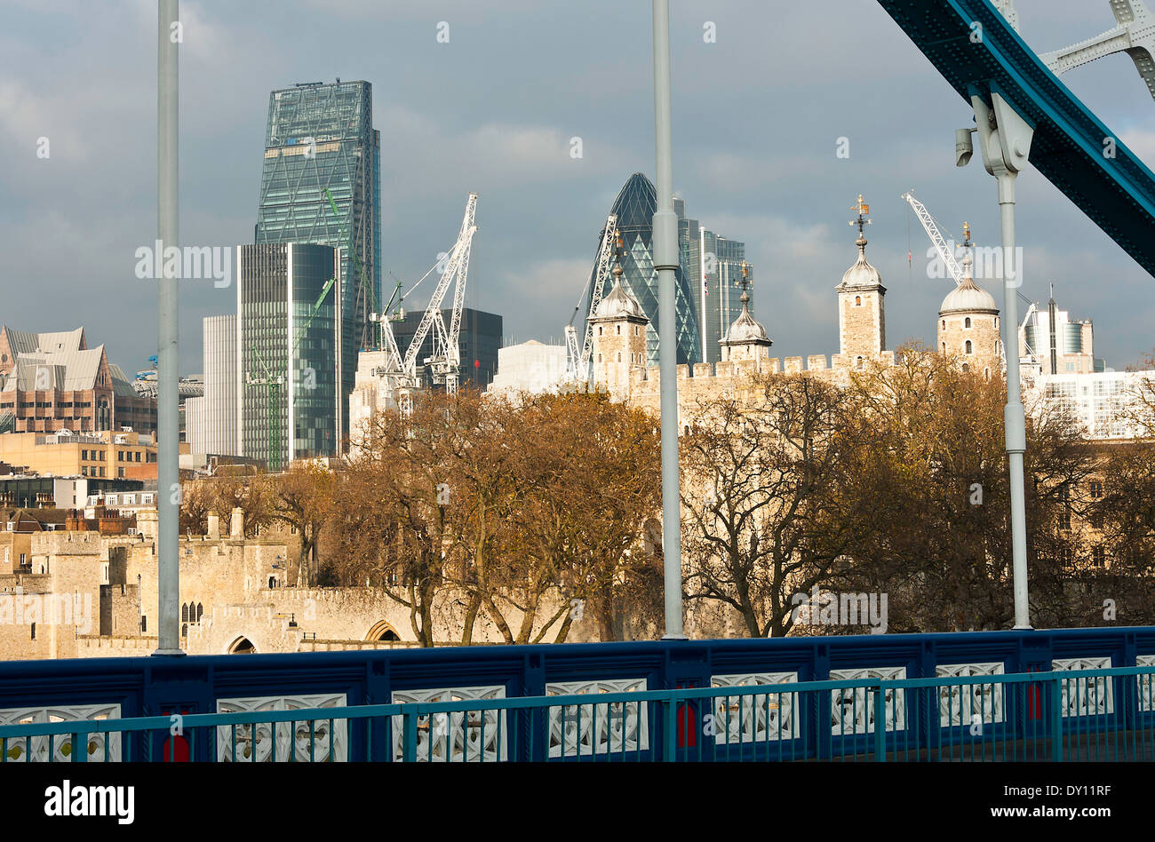 Blick auf den Tower of London und das Finanzzentrum von der Tower Bridge mit River Thames England Vereinigtes Königreich UK Stockfoto