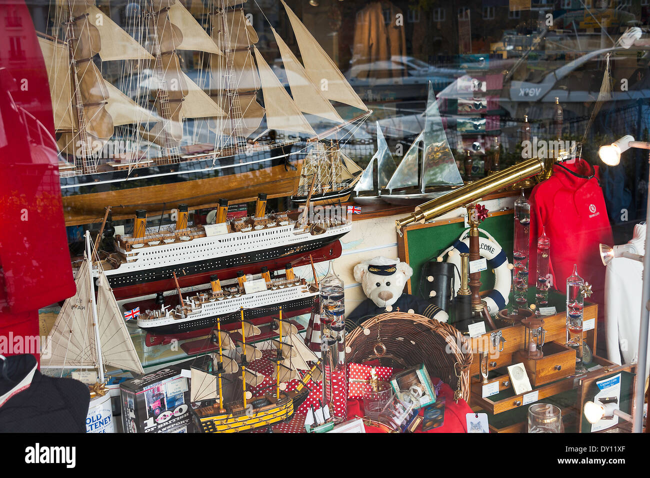 Nauticalia Schaufenster mit Modell-Yachten, Schiffe und nautische Geschenke an St Katharine Docks London England Vereinigtes Königreich UK Stockfoto