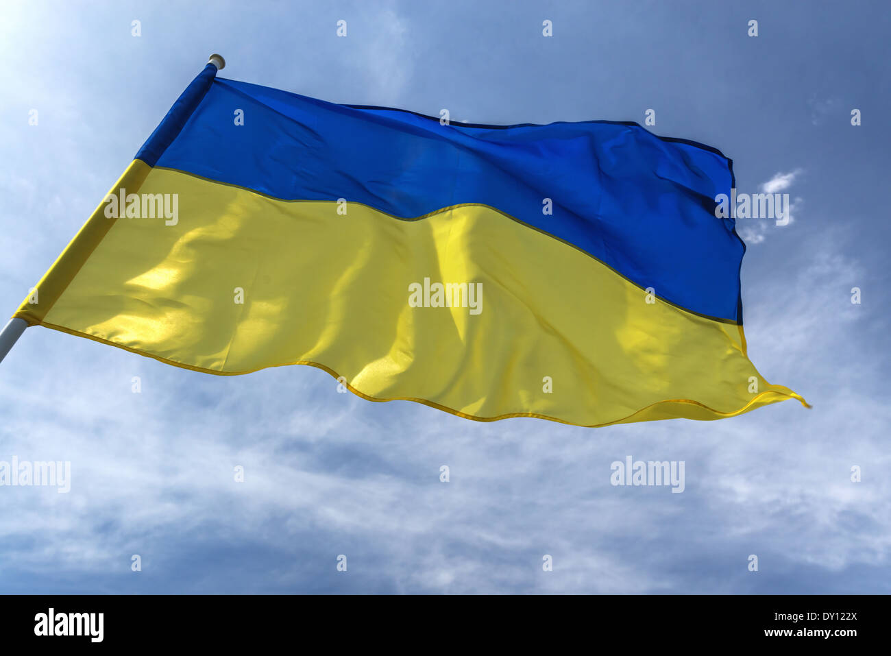 ukrainische Flagge am Himmelshintergrund Stockfoto