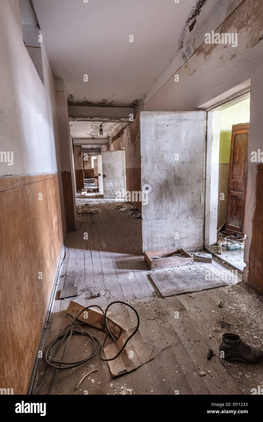 Sehr altes Zimmer im verlassenen Haus Stockfoto