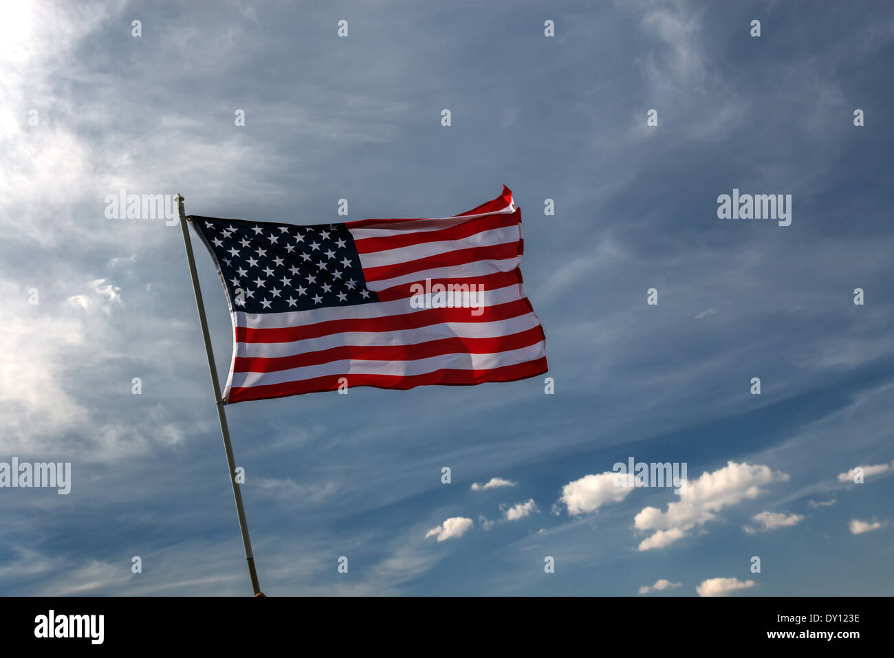 amerikanische Flagge am Himmelshintergrund Stockfoto