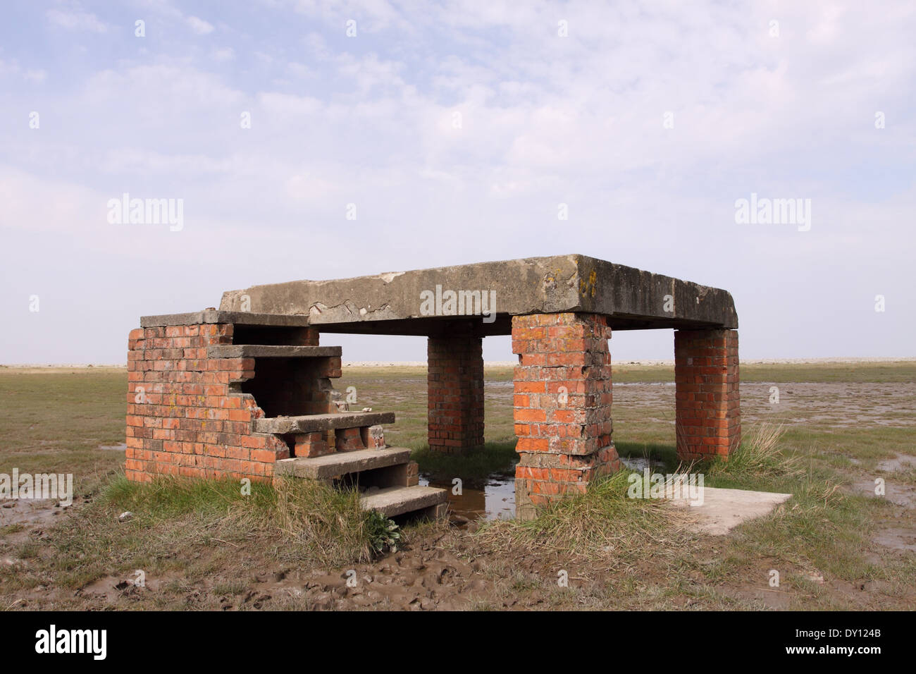 Steart Halbinsel einen alten militärischen Bereich Bauplattform auf den Salzwiesen vor Bridgwater Bay Somerset Stockfoto