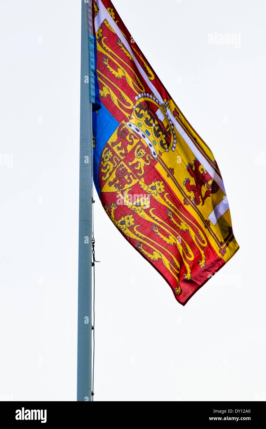 Hillsborough, Nordirland.  1. April 2014 - The Royal Standard für den Prince Of Wales überfliegt Hillsborough Castle um anzudeuten, daß Prinz Charles in Residenz Kredit ist: Stephen Barnes/Alamy Live News Stockfoto