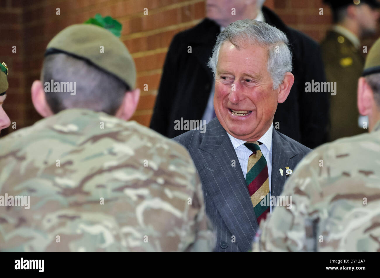 Belfast, Nordirland. 2 Apr 2014 - Charles, Prinz von Wales, trifft Soldaten aus 2 Mercian Regiment, in dem er den Colonel in Chief Credit: Stephen Barnes/Alamy leben Nachrichten Stockfoto