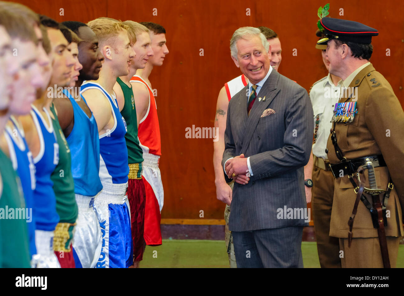 Belfast, Nordirland. 2. April 2014 - Charles, Prinz von Wales, trifft Boxer aus 2 Mercian Regiment von denen ist er Oberst in Chief Credit: Stephen Barnes/Alamy Live News Stockfoto