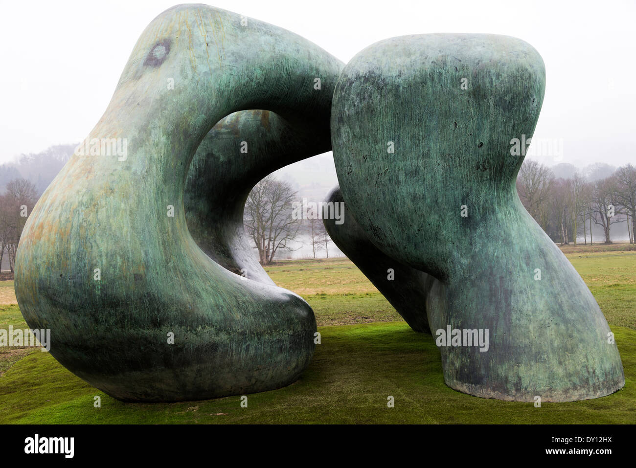 Henry Moore Skulpturen zwei Formen bei der Yorkshire Sculpture Park West Bretton Wakefield England Vereinigtes Königreich UK Stockfoto