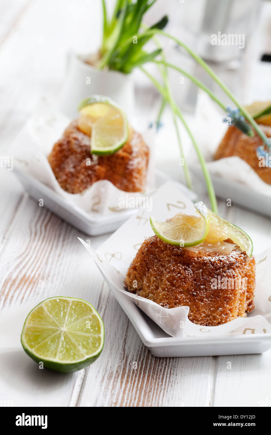 Gugelhupf mit Lemon Curd und Limetten Stockfoto