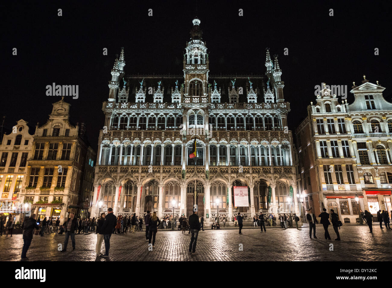 Maison du ROI beleuchtet bei Nacht Brüssel Belgien // BRÜSSEL, Belgien — das beleuchtete Maison du ROI (Königshaus), auch bekannt als Broodhuis (Brothaus), leuchtet am Nachthimmel auf der Nordostseite des Grand Place. Dieses Gebäude im neugotischen Stil, das in den 1870er Jahren rekonstruiert wurde und heute das Museum der Stadt Brüssel beherbergt, verfügt über eine dramatische nächtliche Beleuchtung, die die architektonischen Details unterstreicht. Die beleuchtete Fassade zeigt die kunstvollen Steinmetze und skulpturalen Elemente, die für die belgische Neugotik charakteristisch sind. Stockfoto