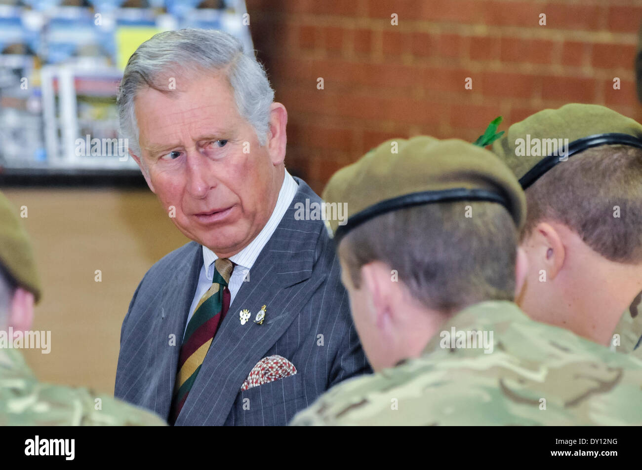 Belfast, Nordirland. 2 Apr 2014 - Charles, Prinz von Wales, trifft Soldaten aus 2 Mercian Regiment, in dem er den Colonel in Chief Credit: Stephen Barnes/Alamy leben Nachrichten Stockfoto