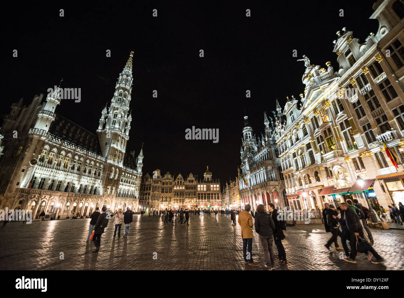 Grand Place beleuchtet bei Nacht Brüssel Belgien // BRÜSSEL, Belgien – die historischen Gebäude des Grand Place sorgen durch sorgfältig gestaltete architektonische Beleuchtung für eine dramatische nächtliche Darstellung. Die mittelalterlichen und barocken Fassaden des UNESCO-Weltkulturerbes leuchten am Abendhimmel und heben ihre kunstvollen architektonischen Details hervor. Der beleuchtete Platz verwandelt Brüssels wichtigste Touristenattraktion in ein nächtliches Theaterspektakel. Stockfoto